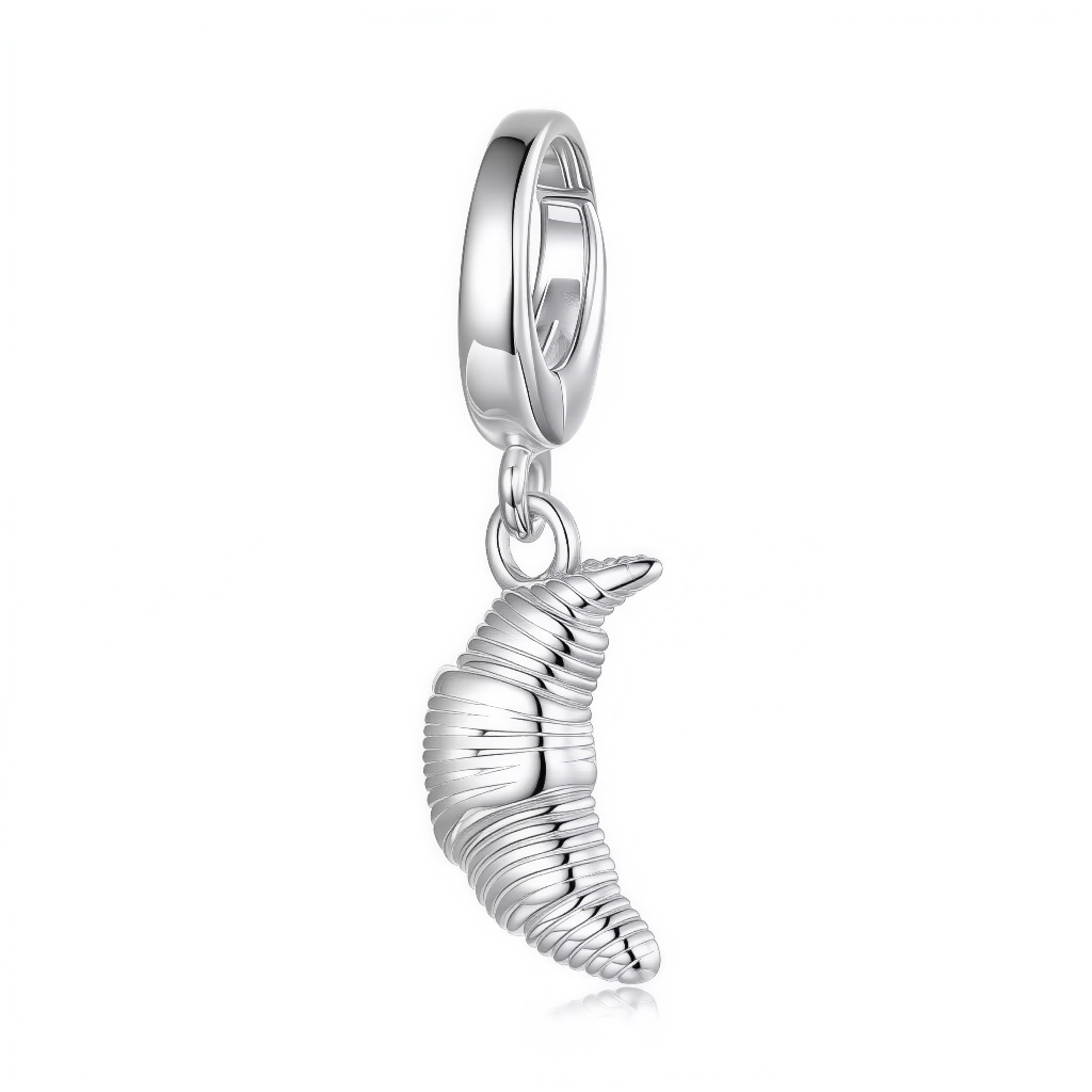 Ce charm pendentif recrée un authentique croissant français en argent sterling, avec ses courbes généreuses et ses couches texturées finement sculptées pour évoquer la pâte feuilletée croustillante. Les extrémités pointues et les rayures en relief capturent parfaitement la forme iconique de ce classique de la boulangerie parisienne. Suspendu à un anneau lisse, il balance avec gourmandise au poignet, invitant à une pause café imaginaire.
