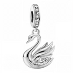 Ce charm pendentif en argent 925 (S925) dépeint un cygne majestueux blanc au long cou courbé gracieux, ailes repliées sur dos soyeux, nageant sereinement. Il symbolise pureté absolue, amour fidèle et transformation intérieure.

Caractéristiques :

Matière : Argent 925 (S925) poli brillant avec émail ivoire nacré, bec orange subtil.
Design : Courbe cou iconique, reflets eau ondulés base, posture royale sereine.
Compatibilité : Compatible avec les bracelets à charms standards (type Pandora, etc.) et chaînes f