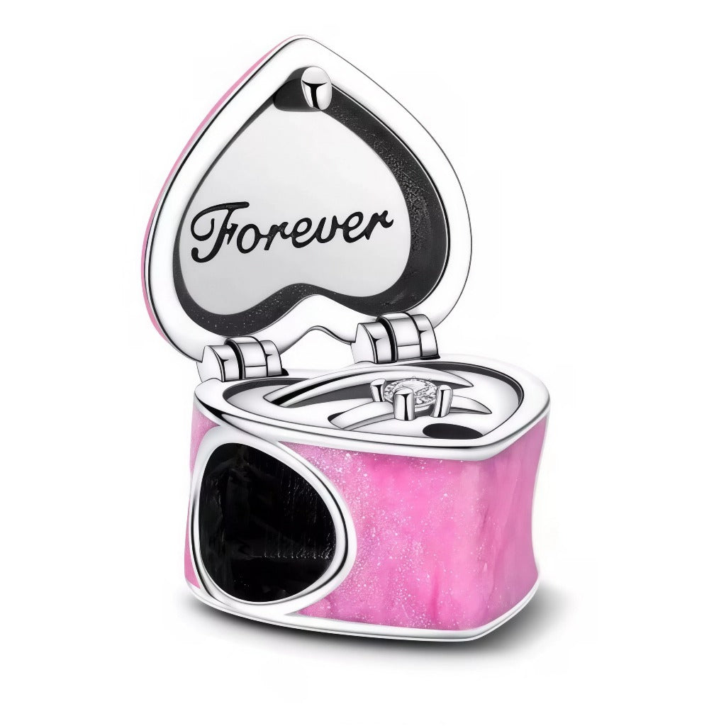 Célébrez un moment unique avec ce charm pendentif délicat, orné de l’inscription "Forever" symbolisant l’acceptation d’une demande en mariage. Confectionné en&nbsp;argent 925, ce bijou élégant et chargé d’émotion est parfait pour immortaliser ce oui précieux. Compatible avec la plupart des bracelets à charms, il fera un cadeau inoubliable pour une occasion pleine d’amour.