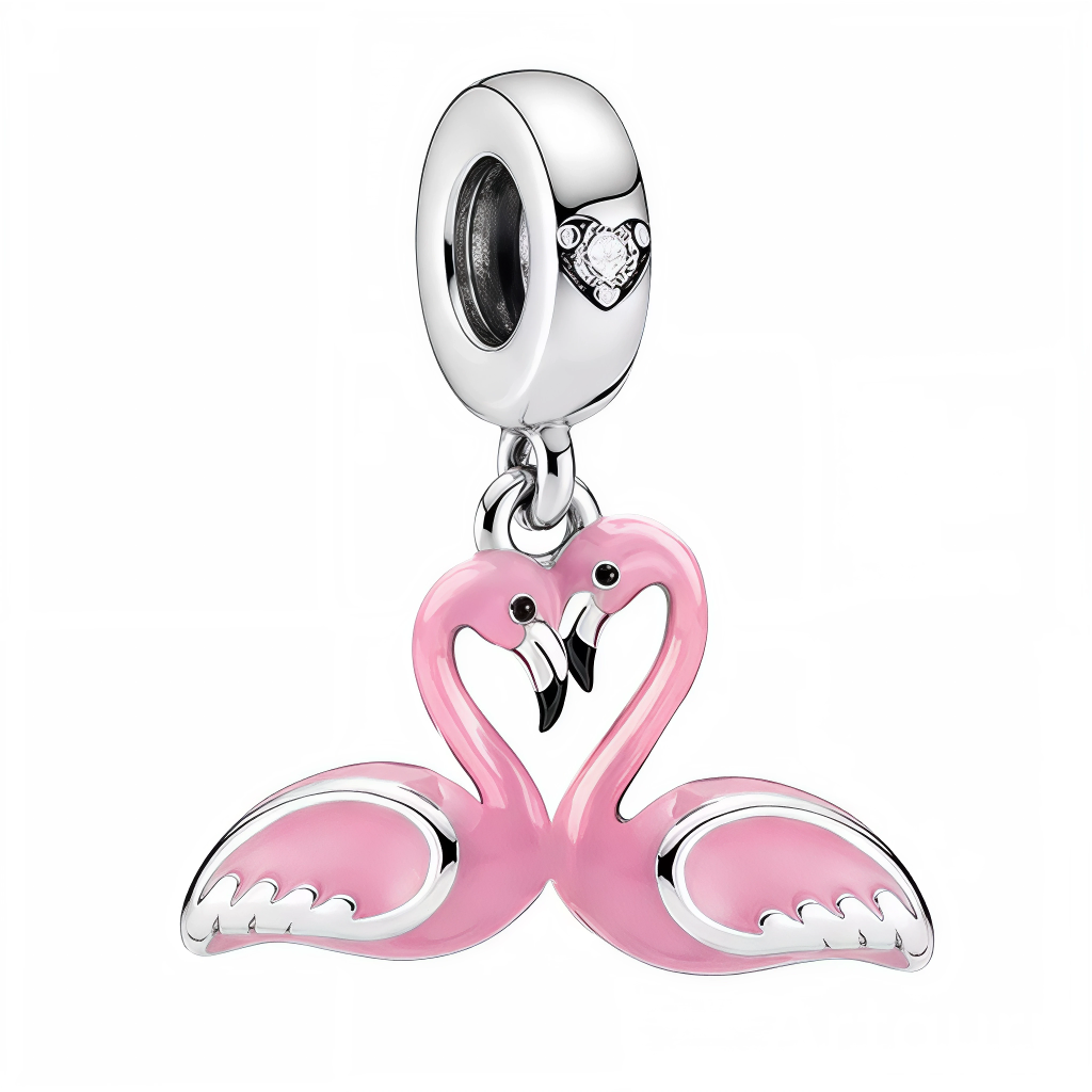 Ce charm pendentif en argent 925 (S925) montre deux flamants roses élégants enlacés tendrement, cous courbés formant cœur parfait, ailes roses légèrement déployées. Il symbolise amour monogame, grâce passionnée et union éternelle.

Caractéristiques :

Matière : Argent 925 (S925) poli rosé avec émail nacré rose fuchsia, becs noirs contrastés.
Design : Coudes entrelacés iconiques, plumes texturées fines, posture danse amoureuse gracieuse.
Compatibilité : Compatible avec les bracelets à charms standards (type 