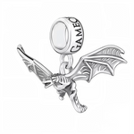 Ce charm pendentif en argent 925 pur dépeint un dragon rayonnant aux ailes déployées et gueule ouverte en vol dynamique. Il évoque feu ancestral liberté céleste et gardien mythique.

Caractéristiques

Matière : Argent 925 ciselures détaillées ciselé.
Design : Figure 3D ailes étendues bélière solide.
Compatibilité : Clip pour bracelets européens.