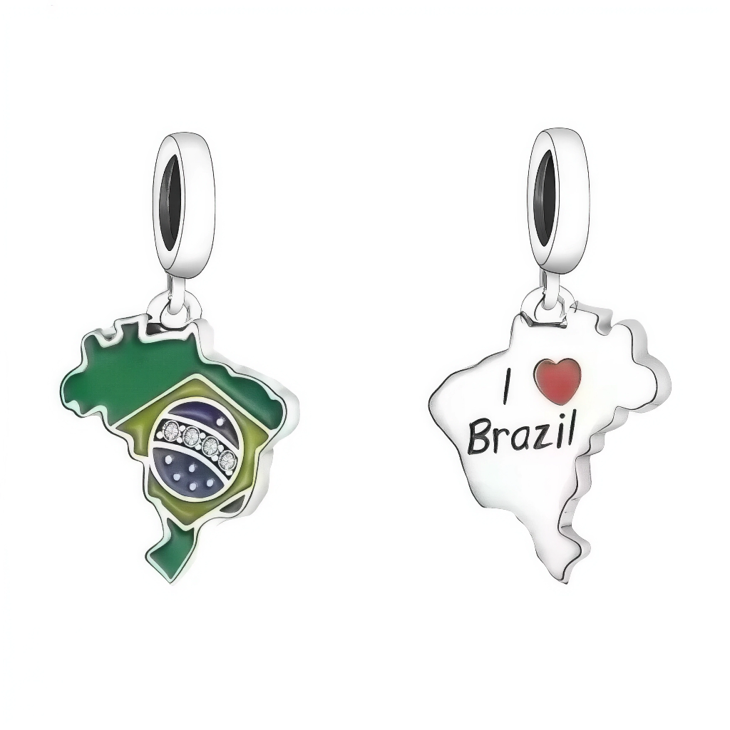 Ce set de deux charms pendentifs&nbsp;vibrants&nbsp;célèbre le Brésil avec un drapeau vert enamel au globe bleu étoilé jaune serti de strass pour éclat tropical, et une carte géographique blanche gravée “I ♥ Brazil” avec cœur rouge passionné, capturant forme iconique du pays. Sculptés en argent sterling 925 poli, ils incarnent fierté carioca, samba et joie de vivre brésilienne. Les anneaux supérieurs assurent fixation aisée sur bracelets, parfaits pour fans de foot, carnaval ou expatriés. Idéal pour Coupe d