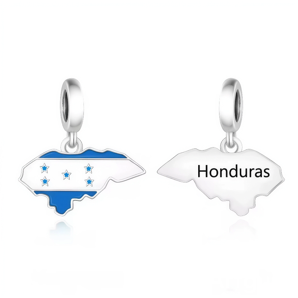 Ce charm pendentif&nbsp;patriotique&nbsp;célèbre le Honduras avec deux designs exclusifs : une carte géographique blanche enamel aux contours bleus précis et un drapeau bleu vif aux cinq étoiles centrales sur bandes horizontales, gravé “HONDURAS” pour fierté nationale affirmée. Sculptés en argent sterling 925 poli, ils capturent la forme du pays et ses couleurs officielles (bleu ciel, blanc pur) symbolisant mer, pureté et indépendance. L’anneau supérieur permet fixation facile sur bracelets, idéal pour Hond