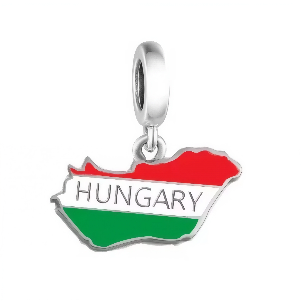 Ce charm pendentif&nbsp;patriotique&nbsp;arbore la carte de la Hongrie en enamel aux couleurs nationales tricolores horizontales (rouge vif, blanc pur, vert profond), avec “HUNGARY” gravé élégamment sur la forme géographique détaillée du pays centre-européen. Sculpté en argent sterling 925 poli, il capture l’âme magyare, thermalisme et goulash avec contours précis de Budapest à Debrecen. L’anneau supérieur assure fixation aisée sur bracelets, idéal pour Hongrois expatriés, fans de foot ou voyageurs Danube. 