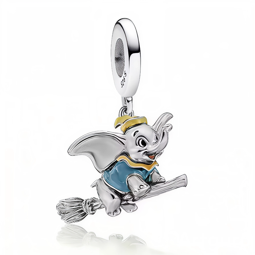 Ce charm pendentif en argent 925 capture Dumbo l'éléphant volant juché sur un balai de sorcier effilé, oreilles géantes déployées comme ailes magiques, yeux ronds émerveillés, plume magique plumeau balai. Il symbolise rêves impossibles, vol enchanté et Halloween Disney fusionné.

Caractéristiques :

Matière : Argent 925 poli, émail bleu oreilles, détails balai.µ
Design : Dumbo assis balai courbé, dangle pendante dynamique, crochet compatibilité bracelets Pandora.
Dimensions : Léger enfant/adulte.