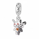Ce charm pendentif met en scène un duo irrésistible de lapins kawaii aux styles contrastés : un lapin blanc aux yeux rouges menaçants enlacé à un lapin noir squelettique, unis par un cœur orange fissuré pour un effet Halloween spooky-cute. Leurs corps stylisés en émail blanc et noir, avec des détails squelette transparents, évoquent une amitié au-delà de la vie, pleine de tendresse macabre. Suspendus à un anneau décoré de motifs floraux sertis de pierres claires, ils balancent avec malice au poignet.