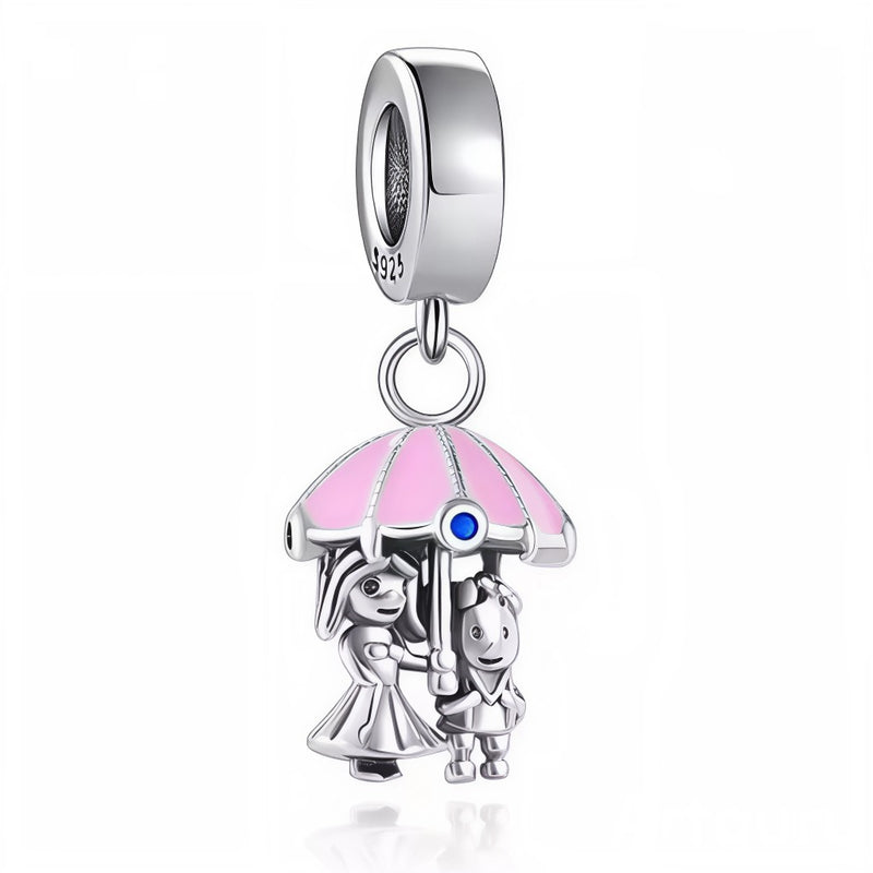 Ce charm sculpté en argent 925 capture mariée robe vaporeuse tenant parapluie rose rayé bleu, petit garçon souriant protégé dessous, accents roses tendres. Symbole intimité protection douceur sous averse amoureuse.

Caractéristiques

Matière : Argent 925 émail rose bleu brillant.
Design : Couple parapluie mobile, bélière ronde.
Compatibilité : Bracelets colliers thèmes amour famille.