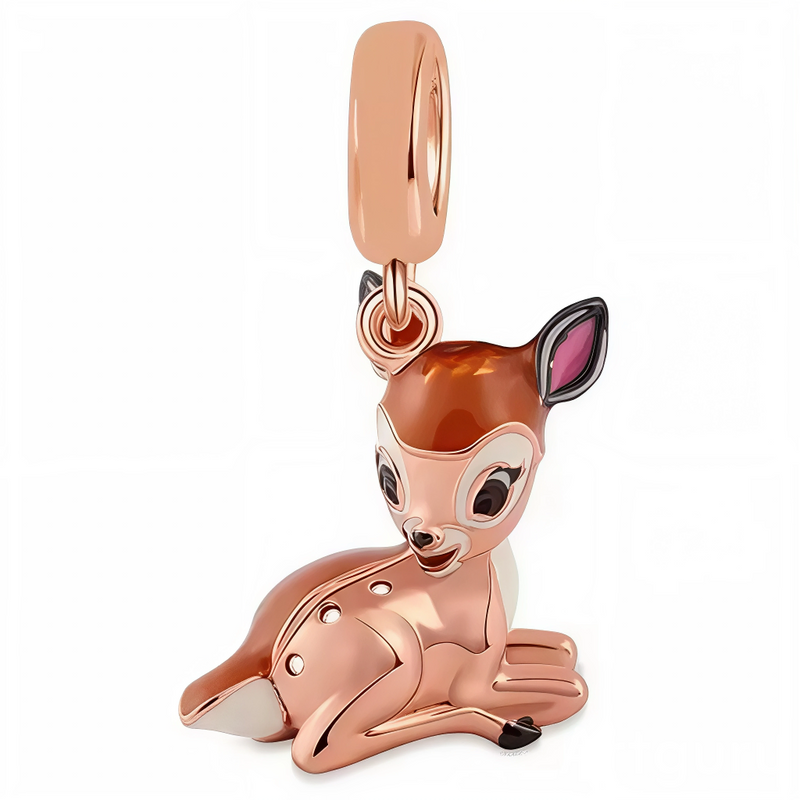 Ce charm capture faon délicat couché yeux grands expressifs, museau rose tendre, taches blanches subtiles pelage roux doux, oreilles dressées alertes. Symbole innocence nature pure premiers pas forêt enchantée.

Caractéristiques :

Matière : Argent 925 émail coloré résistant.
Design : Faon couché taches, bélière ronde élégante.
Compatibilité : Bracelets colliers thèmes animaux mignons.