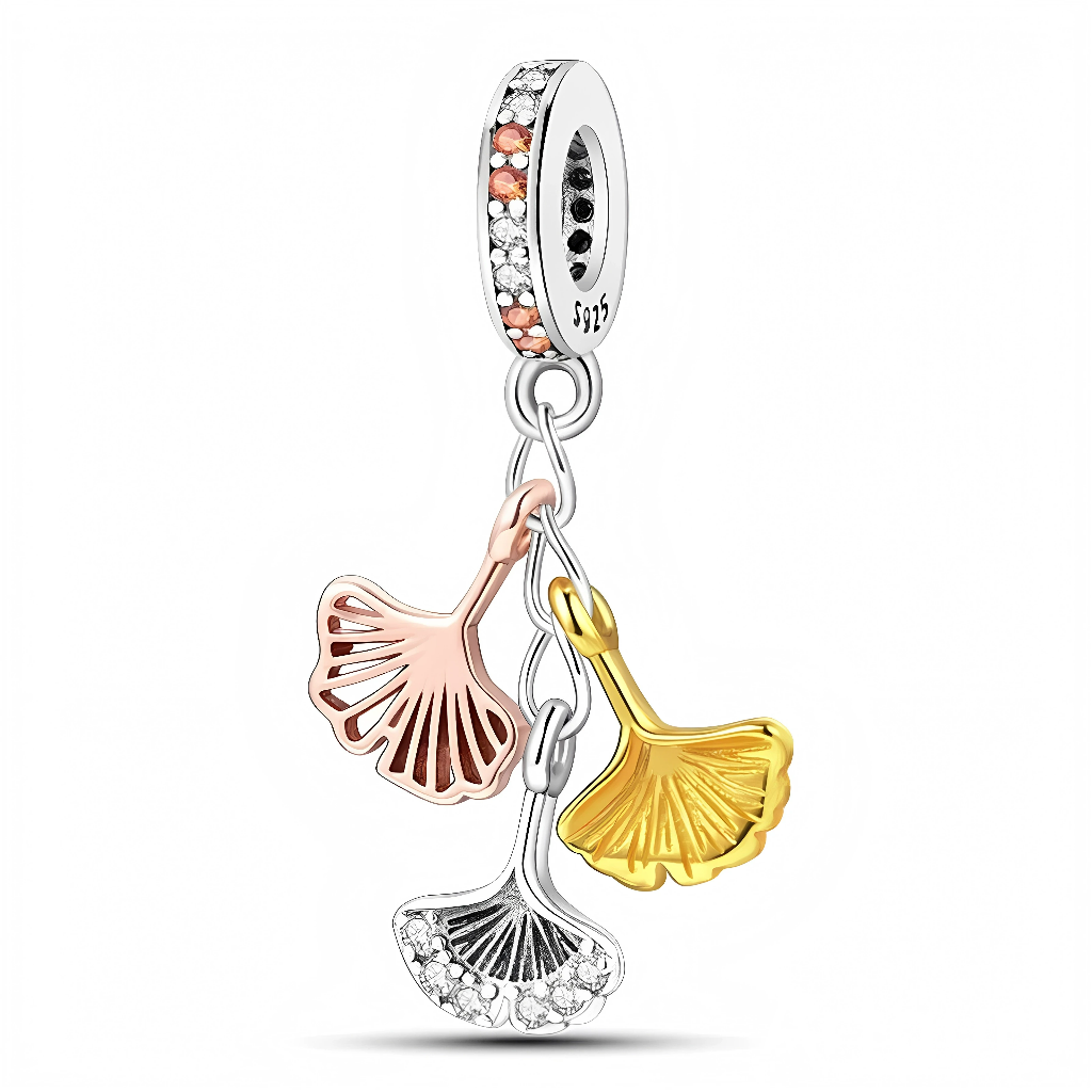 La bélière en argent 925 est sertie de zircons ronds dégradés du blanc au orange, apportant une touche lumineuse rappelant les couleurs de l’automne. Trois petites feuilles de ginkgo articulées y sont suspendues : une en plaqué or jaune, une en plaqué or rose et une en argent pavée de zircons clairs, aux nervures finement ajourées en éventail.