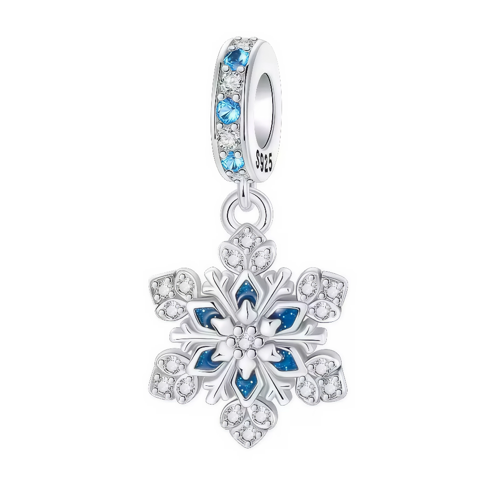 Ce charm pendentif en argent 925 représente un flocon de neige délicatement travaillé, illuminé de touches de bleu glacé et de cristaux étincelants. Il capture la beauté unique des flocons d’hiver et évoque la magie des fêtes, des soirées enneigées et des instants cosy.

Caractéristiques :

-Matière : Argent 925/1000 massif, finition brillante, serti de cristaux synthétiques transparents et bleus pour un éclat givré.
-Design : Charm pendentif composé d’une bélière pavée de pierres alternant bleu et blanc, d