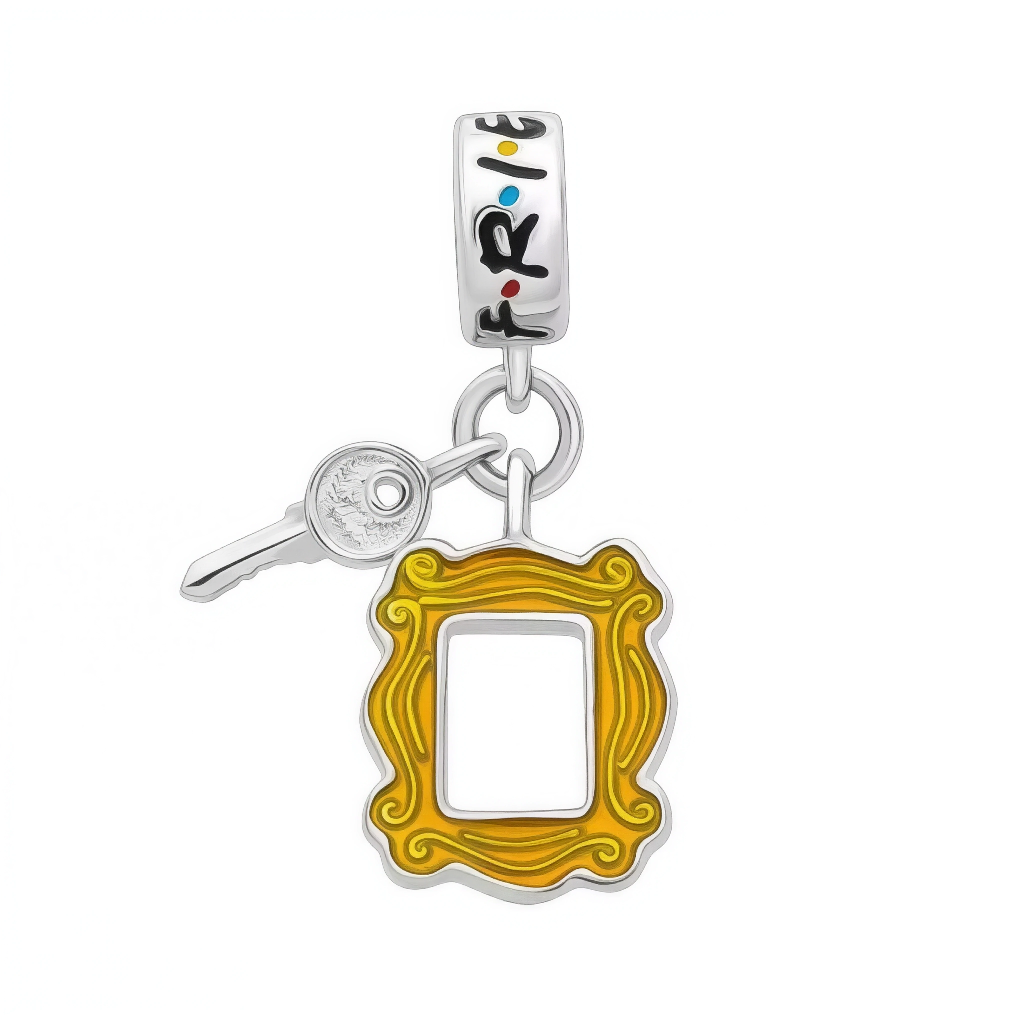 Ce charm pendentif nostalgique recrée l’appartement iconique de Friends avec le cadre de porte orange mustard enamel emblématique (saison 1), suspendu à une clé dorée réaliste symbolisant l’accès au Central Perk et aux aventures des six amis. L’anneau supérieur multicolore “F R I E N D S” avec points colorés assure une fixation Pandora-style parfaite en argent sterling poinçonné « S925 ». Les détails précis du cadre violet avec moulures capturent l’atmosphère cosy de la série, parfait pour les fans qui veul