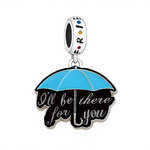 Ce charm pendentif émotionnel rend hommage à la série culte Friends avec un grand parapluie bleu enamel brillant, sous lequel s’inscrit la phrase iconique “I’ll Be There For You” en lettres élégantes noires stylisées, rappelant le générique et l’amitié indéfectible des six héros. L’anneau supérieur style Pandora en blanc avec lettres “F R I E N D S” et points colorés permet une fixation parfaite et un effet dangle joyeux. Sculpté en argent sterling poinçonné « S925 », il capture l’essence pluvieuse et récon