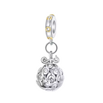 Découvrez le charm inspiré du célèbre "Fruit du Démon" de l'univers de One Piece. Ce charm en argent sterling représente parfaitement l'un des fruits mythiques qui confèrent des pouvoirs extraordinaires à ceux qui osent les manger. Avec ses couleurs vives et ses détails exquis, ce charm est un incontournable pour tous les fans de la série. Il évoque l'esprit d'aventure et de liberté qui caractérise les pirates de One Piece.