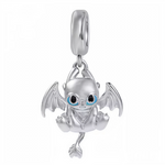 Laissez-vous emporter par la magie des cieux avec ce charm pendentif en argent 925 représentant la Furie Éclair, dragon gracieux et puissant. Inspiré de l’univers légendaire de Dragons, ce bijou majestueux symbolise la liberté, la loyauté et la force intérieure. Ses courbes élégantes et ses détails soignés rendent hommage à ce dragon aussi mystérieux qu’attachant.