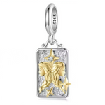 Ce charm pendentif en argent 925 illustre le signe des Gémeaux avec deux silhouettes dorées stylisées ou le symbole des jumeaux, se détachant sur une plaque texturée. Il incarne la communication, la curiosité et la légèreté, idéal pour les esprits vifs et joueurs.

Caractéristiques :

-Matière : Argent 925/1000 massif, motif des jumeaux et étoiles dorés, cristal synthétique transparent serti sur une étoile.
-Design : Plaque rectangulaire martelée encadrée d’un liseré lisse, agrémentée de deux figures jumell
