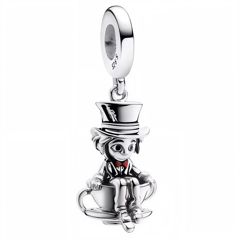 Ce charm en argent 925 présente petit gentilhomme chapeau haut assis tasse thé, nœud papillon rouge sourire malicieux. Symbole raffinement absurde convivialité surréaliste.

Caractéristiques

Matière : Argent 925 émail rouge.
Design : Scène miniature dynamique tasse porteuse.
Compatibilité : Bracelets colliers thèmes victoriens fantaisistes.