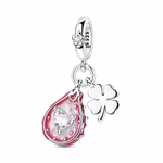 Ce charm pendentif original et porte-bonheur représente une goutte de&nbsp;pitaya&nbsp;(fruit du dragon) stylisée en enamel rose translucide, avec un cœur central en cristal étincelant et des piquants texturés pour un effet fruité réaliste. Une petite feuille verte délicate orne le haut, ajoutant une touche naturelle et fraîche, tandis qu’un trèfle à quatre feuilles en argent poli pend joyeusement à côté, symbole universel de chance et de prospérité. La chaîne fine et l’anneau supérieur poinçonné « 925 » en