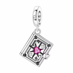 Ce charm pendentif prend la forme d’un petit grimoire mystique en argent sterling, comme un livre de sortilèges prêt à dévoiler ses secrets à votre poignet. Sur la couverture, un cœur rose facetté trône au centre d’une étoile rayonnante, entouré de petites étoiles et de pierres claires qui rappellent un ciel nocturne scintillant. Un fermoir décoratif sur le côté évoque un carnet intime que l’on garde précieusement fermé, pour y protéger ses rêves, ses vœux et ses souvenirs les plus chers. L’anneau supérieur