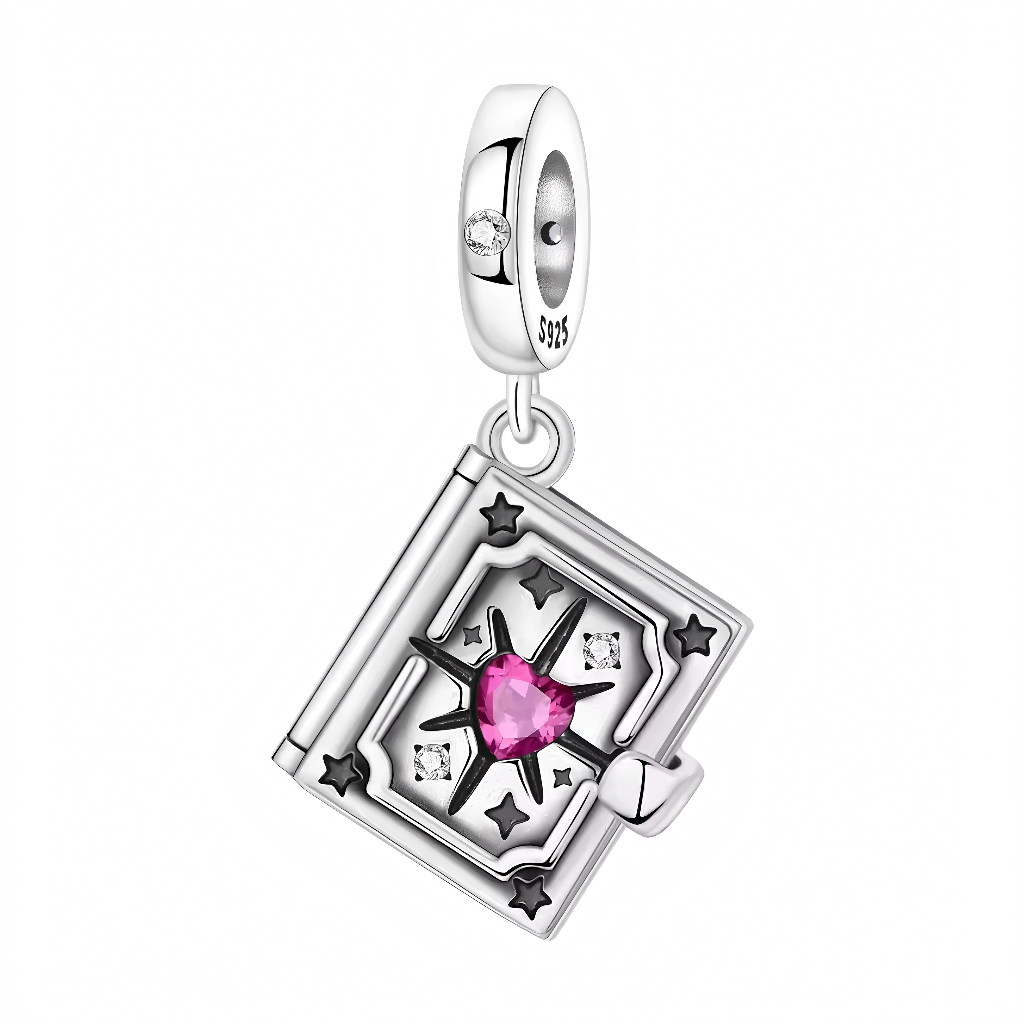 Ce charm pendentif prend la forme d’un petit grimoire mystique en argent sterling, comme un livre de sortilèges prêt à dévoiler ses secrets à votre poignet. Sur la couverture, un cœur rose facetté trône au centre d’une étoile rayonnante, entouré de petites étoiles et de pierres claires qui rappellent un ciel nocturne scintillant. Un fermoir décoratif sur le côté évoque un carnet intime que l’on garde précieusement fermé, pour y protéger ses rêves, ses vœux et ses souvenirs les plus chers. L’anneau supérieur