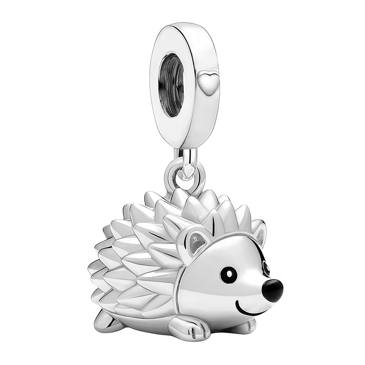 Charm pendentif représentant un adorable hérisson argenté, avec ses piquants finement détaillés, son petit cœur gravé sur l’anneau et son expression souriante. Son design délicat et attendrissant en fait un bijou original, parfait pour les amoureux des animaux.

Caractéristiques :

Matière : Argent 925 avec détails brillants.
Design : Hérisson souriant avec piquants détaillés et petit cœur décoratif.
Style : Mignon, élégant, original et raffiné.
Symbolique : Douceur, protection, curiosité, affection et pers