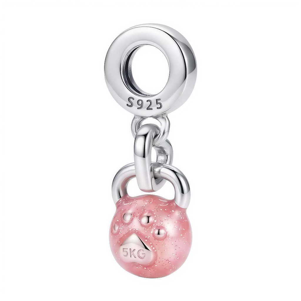 Ce charm pendentif allie sport et tendresse avec une haltère rose pailletée en émail, ornée d’une mignonne patte de chien au centre pour un look fun et motivant. La boule rose irisée, gravée "5KG" pour symboliser l’effort et la progression, est entourée de petits points brillants qui évoquent la sueur et l’énergie des séances. Les poignées robustes en argent sterling permettent à l’haltère de se balancer légèrement au poignet, rappelant que le fitness peut être ludique et accompagné de son meilleur ami à qu