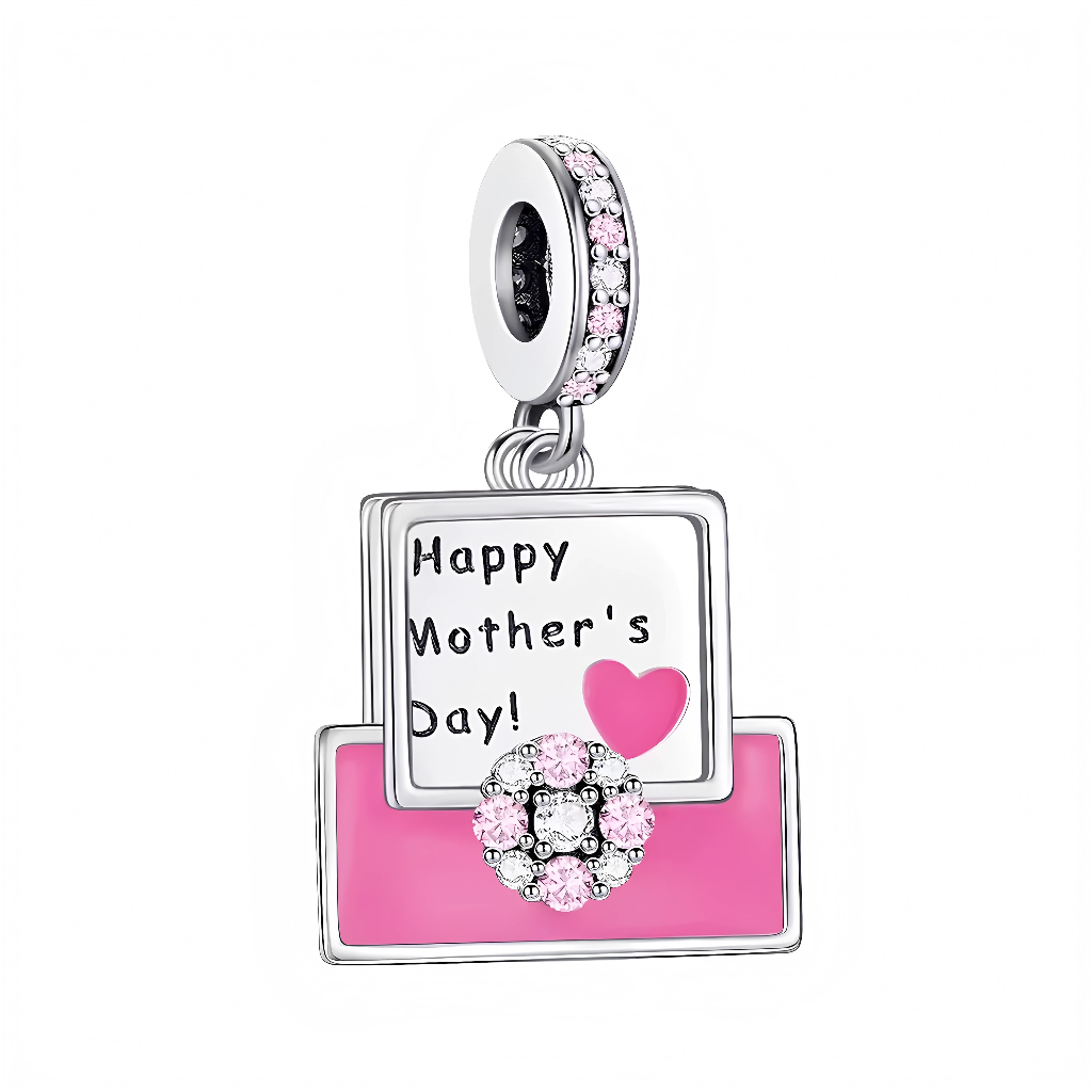 Ce charm pendentif émouvant célèbre la Fête des Mères avec une pancarte rectangulaire blanche enamel, inscrite “Happy Mother’s Day!” en calligraphie noire manuscrite, surmontée d’un cœur rose vif enamel serti de strass scintillants pour une touche glamour. La forme cadre superposée évoque carte cadeau personnalisée, suspendue à un anneau lisse en argent sterling poinçonné « S925 » pour fixation facile. Durable et hypoallergénique, parfait pour offrir à maman, belle-mère ou figure maternelle, sur un bracelet