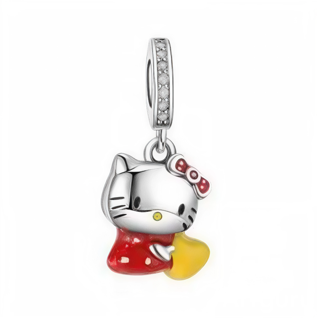 Ce charm pendentif&nbsp;sucré&nbsp;représente&nbsp;Hello Kitty&nbsp;de l’univers Sanrio en robe rouge vif enamel brillante, tenant une banane jaune mûre dans ses petites pattes, avec nœud rouge signature sur la tête et sourire joyeux aux yeux noirs pétillants. La banane courbée ajoute une touche gourmande et tropicale, tandis que la robe texturée et les détails fins en argent sterling capturent son charme kawaii classique. L’anneau supérieur serti de strass poinçonné « S925 » permet une fixation aisée sur l