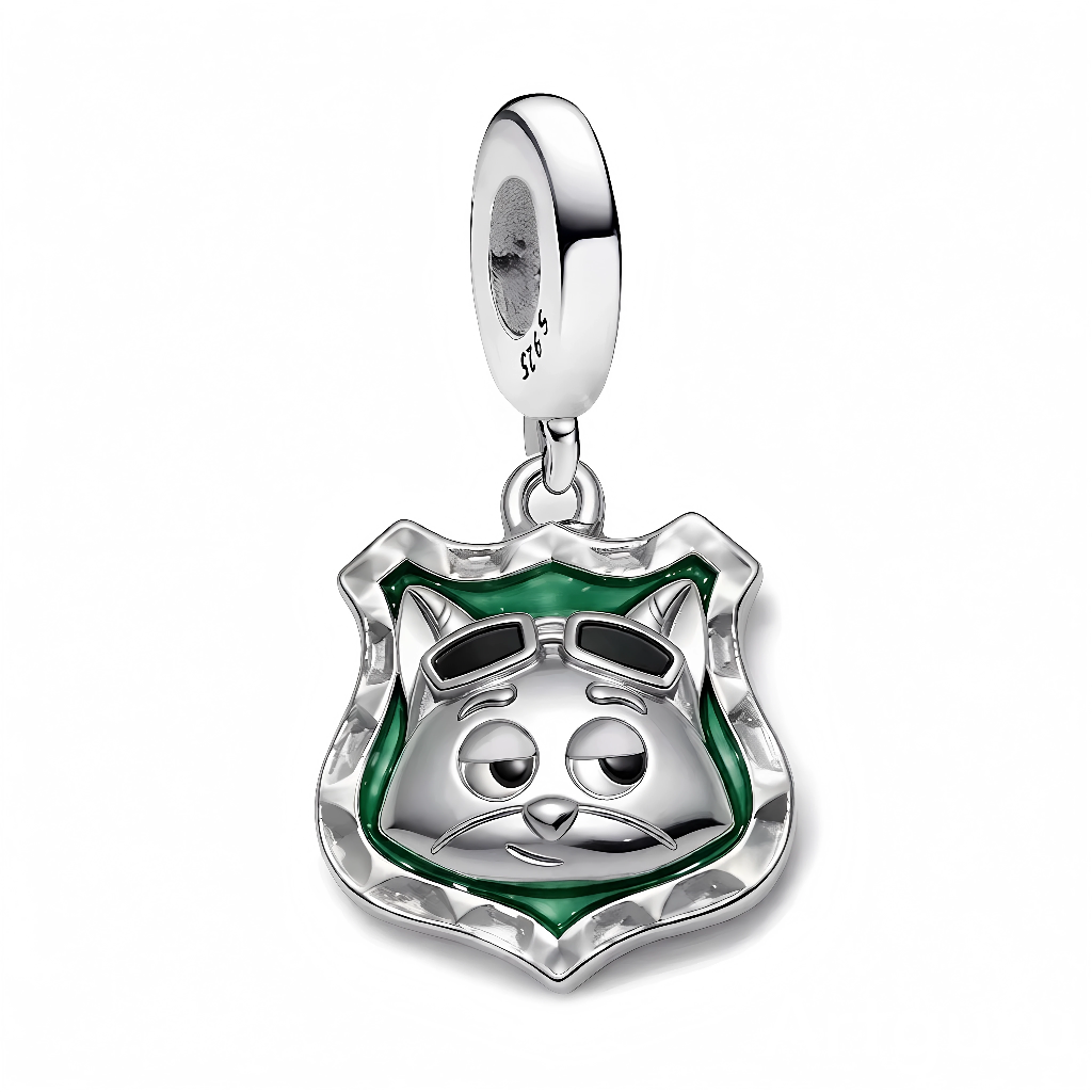 Ce charm pendentif insigne en argent 925 arbore un badge policier émaillé au centre duquel trône Nick Wilde, renard rusé souriant malin, fond vert. Il symbolise rédemption astucieuse, partenariat légendaire et justice à la Zootopie.

Caractéristiques :

Matière : Argent 925 émail vert.
Design : Insigne, Nick portrait central.
Dimensions : Plat élégant.
