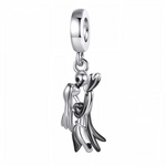 Ce charm pendentif en argent 925 (S925) montre Jack Skellington et Sally enlacés tendrement romantiques, crâne souriant serrant poupée patchwork, silhouettes fusionnées cœur battant. Il symbolise amour Halloween transcendant, union squelette-chiffon et tendresse éternelle surnaturelle.

Caractéristiques :

Matière : Argent 925 (S925) squelette noir.
Design : Bras enlacés intimes, regards complices, détails sutures tendres fusion.
Compatibilité : Compatible avec les bracelets à charms standards (type Pandora