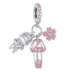 Ce charm pendentif évoque toute la délicatesse et l’énergie du Japon à travers trois symboles puissants : un kimono traditionnel aux finitions roses, incarnant l’élégance et le raffinement. À ses côtés, une figurine ninja argentée invite à l’aventure et à la bravoure, tandis qu’une fleur de sakura rose émaillée symbolise le renouveau et la beauté éphémère.