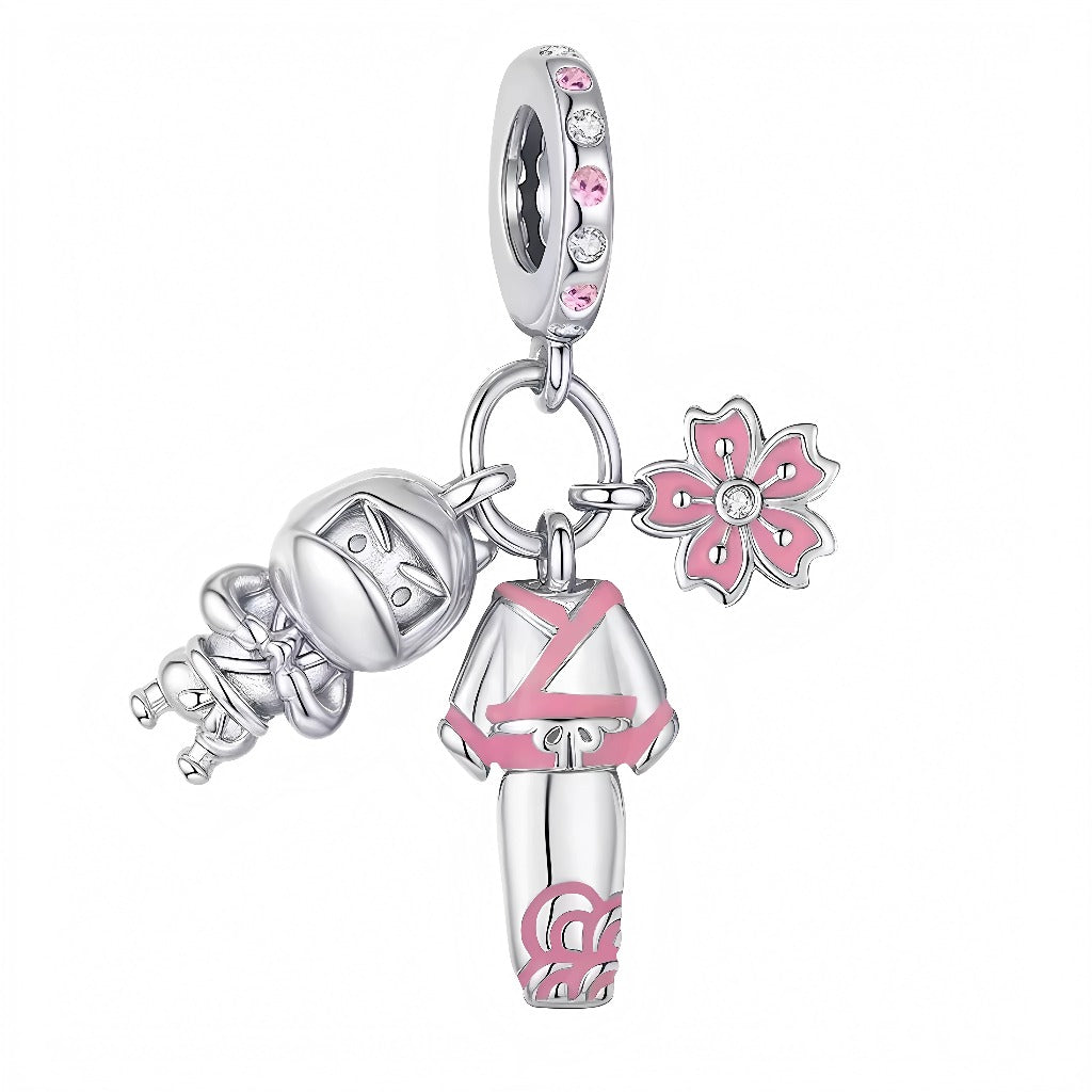 Ce charm pendentif évoque toute la délicatesse et l’énergie du Japon à travers trois symboles puissants : un kimono traditionnel aux finitions roses, incarnant l’élégance et le raffinement. À ses côtés, une figurine ninja argentée invite à l’aventure et à la bravoure, tandis qu’une fleur de sakura rose émaillée symbolise le renouveau et la beauté éphémère.