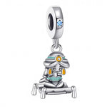 Ce charm pendentif en argent 925 capture Jasmine d'Aladdin gracieusement assise sur son tapis volant aux franges ondulantes, tenue turquoise fluide, posture royale sereine. Il symbolise liberté aérienne, amour nomade et rêves au-delà des palais.

Caractéristiques :

Matière : Argent 925 émail turquoise.
Design : Jasmine profil dynamique sur tapis courbé, franges pendantes.
Dimensions : 2 cm hauteur, pendante légère aérienne.