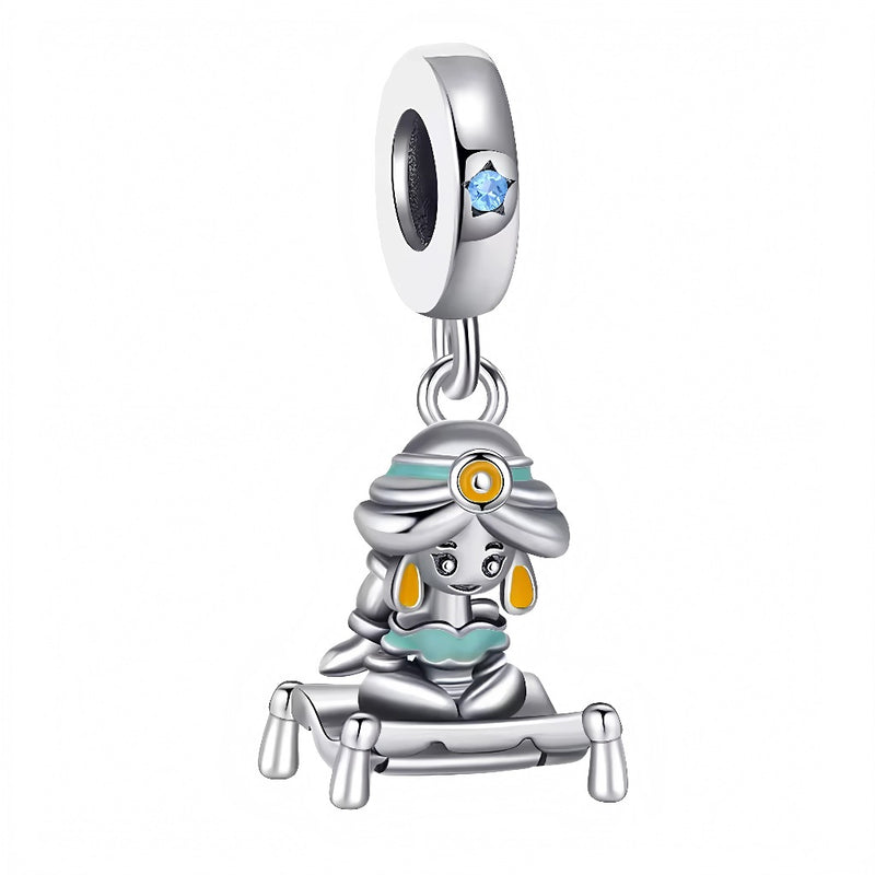 Ce charm pendentif en argent 925 capture Jasmine d'Aladdin gracieusement assise sur son tapis volant aux franges ondulantes, tenue turquoise fluide, posture royale sereine. Il symbolise liberté aérienne, amour nomade et rêves au-delà des palais.

Caractéristiques :

Matière : Argent 925 émail turquoise.
Design : Jasmine profil dynamique sur tapis courbé, franges pendantes.
Dimensions : 2 cm hauteur, pendante légère aérienne.