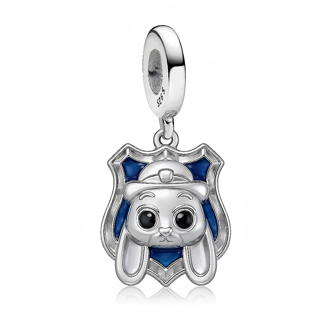 Ce charm pendentif protecteur arbore un écusson bleu émaillé représentant un lapin adorable au pelage argenté, avec de grands yeux ronds expressifs, un sourire confiant et des oreilles dressées. Le casque de policier et les détails ciselés capturent l'esprit vigilant et courageux du gardien de l'ordre. L’anneau supérieur rond permet une fixation fluide sur les bracelets.