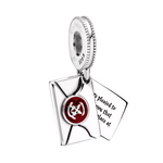 Revivez le moment magique où tout commence avec ce magnifique pendentif en forme de lettre d'acceptation de Poudlard. Fabriqué en argent sterling 925, ce pendentif de haute qualité représente l'enveloppe emblématique, ornée du sceau en cire rouge de l'école de sorcellerie. Parfait pour les fans de Harry Potter, ce pendentif capture l'excitation et la joie d'être accepté à Poudlard, ajoutant une touche de mystère et de magie à votre collier ou bracelet.