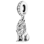 Ce charm en argent 925 sculpté montre lion majestueux assis crinière ondulante flamboyante, regard fier direct, posture royale pattes avant droites. Symbole leadership courage puissance paternelle savane éternelle.

Caractéristiques

Matière : Argent 925 poli brillant zircone bélière.
Design : Lion assis crinière détaillée, bélière pavée.
Compatibilité : Bracelets colliers thèmes royauté animaux.