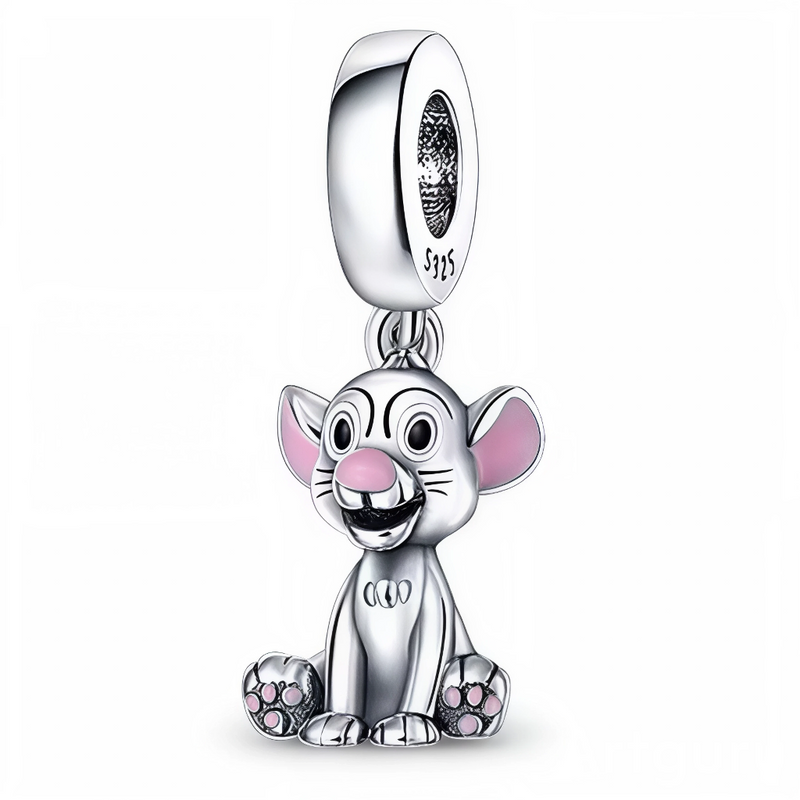 Ce charm en argent 925 présente lionceau bébé assis souriant yeux ronds expressifs, crinière naissante bouclée, museau rose tendre pattes roses douces. Symbole royauté innocence savane premiers rugissements familiaux.

Caractéristiques

Matière : Argent 925 émail rose chair réaliste.
Design : Lionceau assis crinière, bélière ronde zircone.
Compatibilité : Bracelets colliers thèmes animaux safari.