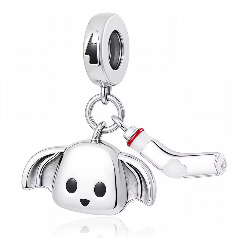 Ce charm en argent 925 illustre lutin oreilles bat-flottantes yeux ronds sourire timide tenant chaussette blanche cœur rouge. Symbole liberté gratitude ruse domestique affection loyale.

Caractéristiques

Matière : Argent 925 émail blanc rouge zircone yeux.
Design : Style kawaii 3D chaussette pendante détaillée.
Compatibilité : Bracelets colliers thèmes magiciens fées.