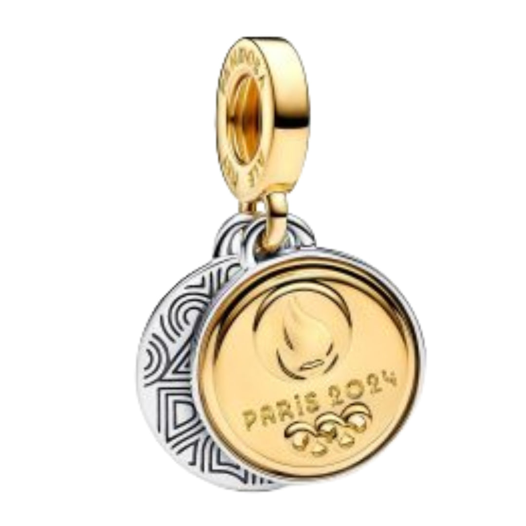 Célébrez l'essence des Jeux Olympiques de Paris 2024 avec ce médaillon dédié à la&nbsp;flamme Phryge, icône de liberté et de triomphe sportif. Le design circulaire argenté capture la flamme stylisée au centre, entourée des anneaux olympiques iconiques et de l'inscription "Paris 2024", pour un rendu épuré et puissant. Réalisé en argent 925 poli, il incarne l'énergie des podiums et la fierté nationale avec une finesse intemporelle.

Caractéristiques :

- Matière : Argent 925
- Thème : JO Paris 2024, flamme Ph
