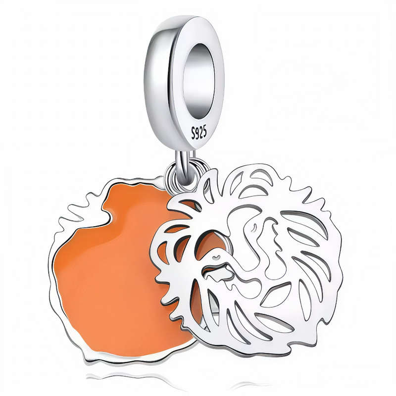 Ce charm double face en argent 925 arbore médaillon lion stylisé ajouré contour ajouré ciselé crinière ondulante majestueuse, fond orange émaillé vibrant. Symbole force royauté héritage africain protecteur.

Caractéristiques

Matière : Argent 925 émail orange éclatant.
Design : Lion ajouré double face, bélière ronde.
Compatibilité : Bracelets colliers thèmes safari symboles.