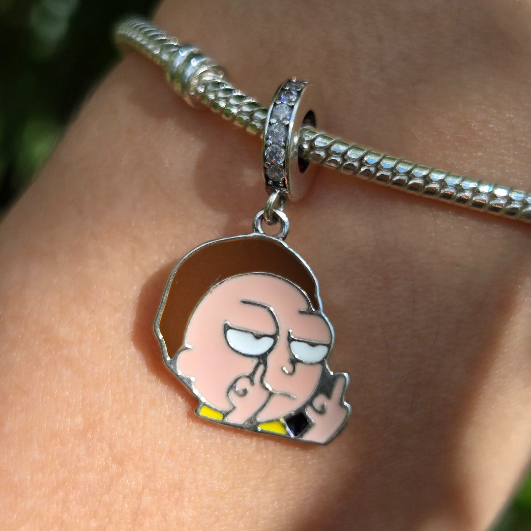 Affichez votre côté rebelle avec ce charm pendentif en argent 925, représentant Morty dans sa posture la plus emblématique et provocante, offrant un doigt d'honneur dans toute sa naïveté et son exaspération. Ce bijou audacieux capture l'humour absurde de Rick et Morty, tout en immortalisant le côté vulnérable et souvent contrarié de Morty face aux aventures interdimensionnelles. Un clin d'œil parfait pour les fans qui aiment l'humour noir de la série.
