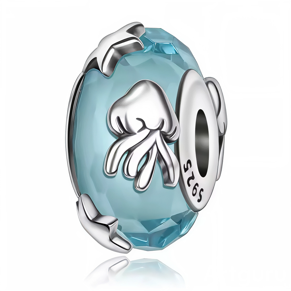 Ce charm pendentif en argent 925 (S925) intègre verre de Murano bleu profond avec méduses flottantes aux tentacules ondulés et reflets irisés. Il symbolise mystère abyssal, grâce éthérée et élégance marine artisanale.

Caractéristiques

Matière : Argent 925 (S925) avec verre Murano bleu unique soufflé main, recuit pour solidité.
Design : Méduse centrale aux couleurs changeantes, tentacules papillons, bulle encapsulée dans vague bleue.
Compatibilité : Compatible avec les bracelets à charms standards (type Pa
