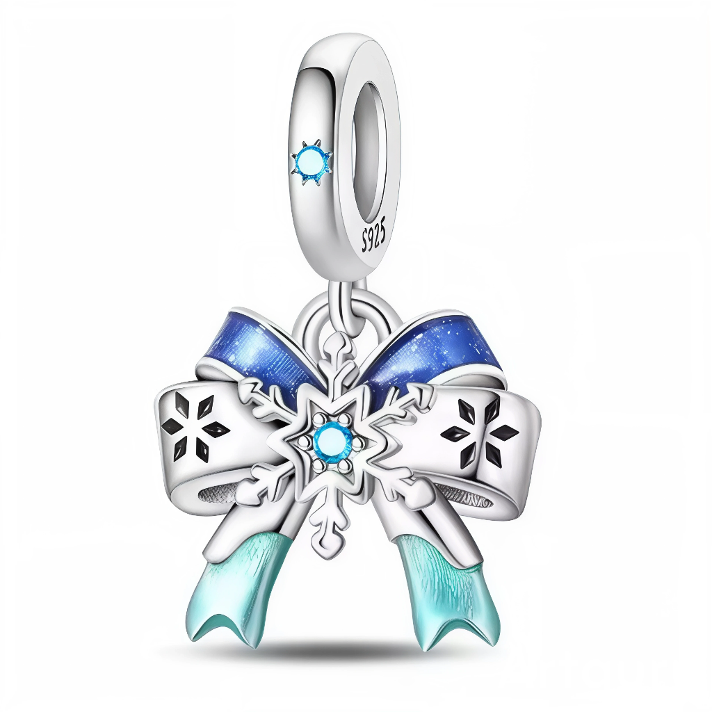 Ce charm pendentif en argent 925 représente un élégant nœud de ruban agrémenté d’un flocon de neige central, souligné de dégradés bleus givrés. Il évoque la magie des cadeaux de Noël, des paysages enneigés et des instants chaleureux partagés en hiver.

Caractéristiques :
-Matière : Argent 925/1000 massif, finition brillante, ruban partiellement émaillé de bleu et flocon orné d’un cristal synthétique bleu au centre.
-Design : Charm pendentif composé d’une bélière lisse décorée d’une petite pierre bleue, d’un