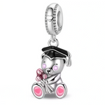 Adorable et plein de tendresse, ce charm non pendentif en argent 925 représente un nounours coiffé d’un chapeau de diplômé, tenant un bouquet de fleurs. Un bijou plein de douceur et de symboles, parfait pour célébrer une réussite avec chaleur et affection.