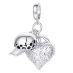 Charm pendentif inspiré de l’univers de One Piece, avec un motif représentant une casquette ornée de détails noirs, accompagnée d’un cœur argenté décoré de motifs en spirale. Finement travaillé en argent 925 avec des détails brillants, ce modèle offre un rendu original et élégant pour les passionnés de la série.

Caractéristiques :
Matière : Argent 925 avec détails noirs et brillants.
Design : Casquette décorée et cœur argenté à motifs spiralés.
Style : Manga, élégant, original et collector.
Symbolique : Av