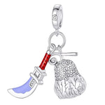 Charm pendentif inspiré de l’univers de One Piece, avec un motif représentant un lame courbée bleu lavande, une poignée rouge et un fruit du démon argenté décoré de motifs en spirale. Finement travaillé en argent 925 avec des détails colorés et brillants, ce modèle offre un rendu original et reconnaissable pour les passionnés de la série.

Caractéristiques :
Matière : Argent 925 avec détails colorés et brillants.
Design : Serpe à poignée rouge, lame courbée bleu lavande et fruit du démon à motifs spiralés.
