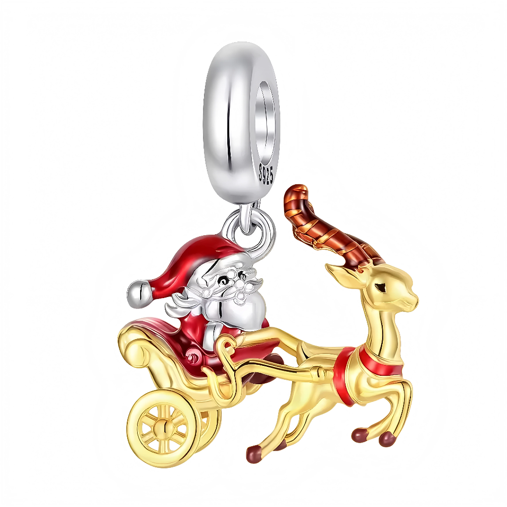 Ce charm festif met en scène un Père Noël jovial, en tenue rouge et bonnet assorti, confortablement installé dans un traîneau richement doré aux roues travaillées. Devant lui, un renne doré au long bois sculpté semble prêt à s’envoler pour la tournée des cadeaux, créant un véritable petit tableau de Noël à porter à votre poignet. Les détails colorés en émail rouge et doré apportent éclat et chaleur, parfaits pour célébrer la magie des fêtes de fin d’année.