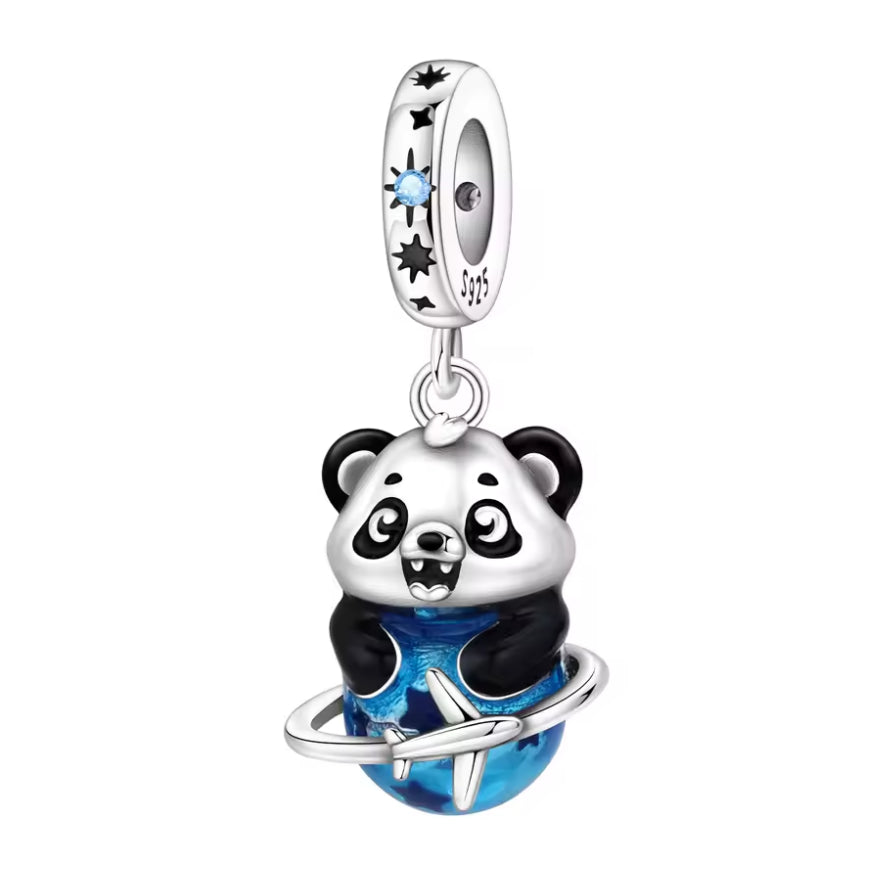 Ce charm ludique met en scène un panda aux grands yeux brillants, blotti contre une planète bleu océan en résine ou émail transparent, comme s’il étreignait le monde entier. Un avion argenté tourne autour de la planète, suggérant le voyage, l’aventure et l’envie de découvrir la Terre. La bélière S925 est décorée d’étoiles ajourées et d’un strass bleu qui rappelle le ciel, pour une finition à la fois poétique et moderne. Idéal pour les passionnés de voyages, de pandas ou pour symboliser un tour du monde rêvé