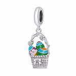 Ce charm pendentif évoque la joie de Pâques avec un panier tressé en argent sterling rempli de trois œufs émaillés aux couleurs vives : vert, bleu-violet et orange, décorés de motifs festifs. Des petites fleurs argentées ornent les anses courbées, ajoutant une touche printanière et délicate à cette composition pleine de surprises. L’anneau supérieur permet une suspension gracieuse, idéal pour célébrer la saison avec éclat.