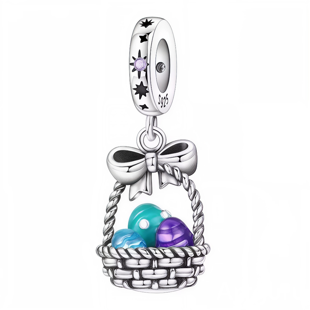 Ce charm pendant en Argent 925 représente un petit panier tressé en 3D, suspendu à une bélière ronde gravée S925 et décorée de petites étoiles ajourées, dont l’une est sertie d’un cristal violet scintillant. Le panier est surmonté d’un grand nœud ruban et rempli de trois œufs de Pâques brillants, en émail turquoise, bleu et violet, qui apportent une touche colorée et festive.

Caractéristiques :

-Matière : Argent 925/1000 durable et hypoallergénique, rehaussé d’émail coloré et d’un oxyde de zirconium viole